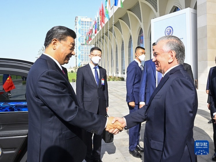 习近平同乌兹别克斯坦总统米尔济约耶夫会谈