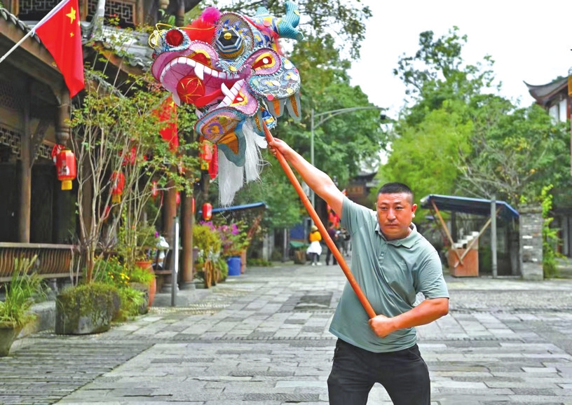 （转载）黄龙溪非遗传承人苏磊讲述火龙与古镇的故事 他将“烧火龙”的热闹场面带到全国带向世界