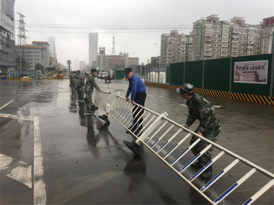 南通崇川：民兵“硬核”筑牢防台墙 风雨一线彻夜守初心_fororder_图片 3