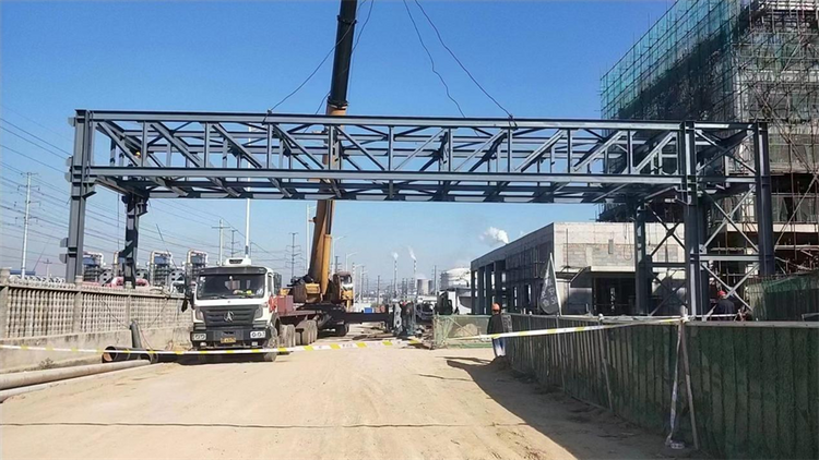 中冶天工北方公司内蒙古硅铁项目A管廊钢桁架吊装安装就位_fororder_1111