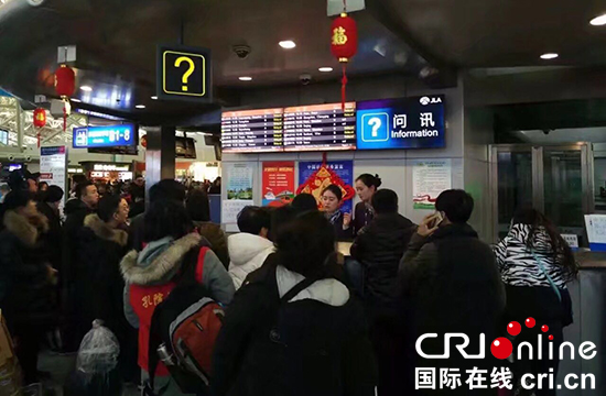 图片默认标题_fororder_550图一：旅客在长春龙嘉国际机场询问处咨询登记事宜。摄影 李鹏