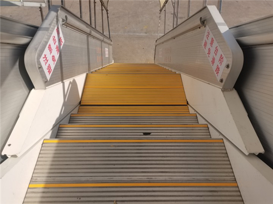 东航江苏公司切实提升服务质量 做好站坪“摆渡人”_fororder_第二次升级后的客梯车台阶