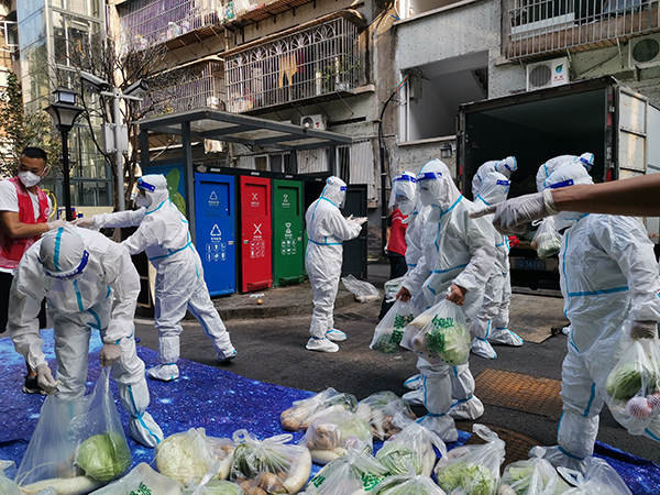 宜宾珙县：尽锐“出征”凝聚合力 全力以赴画好抗疫胜利“同心圆”_fororder_珙县党员干部们帮助当地物资运输组派发基本生活物资-供图-珙县县委宣传部