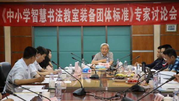 华文众合创始人做客央视《逐梦年代》与朱军对话智慧书法教育