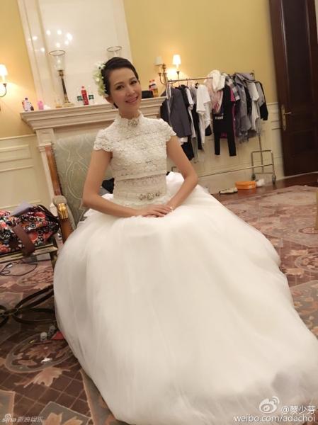 组图：蔡少芬穿婚纱戴花美艳 搞怪撩裙露大长腿