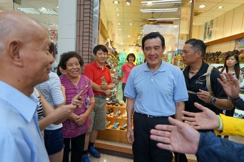 馬英九南投埔里鞋店挑鞋 民眾搶著握手合照（圖）