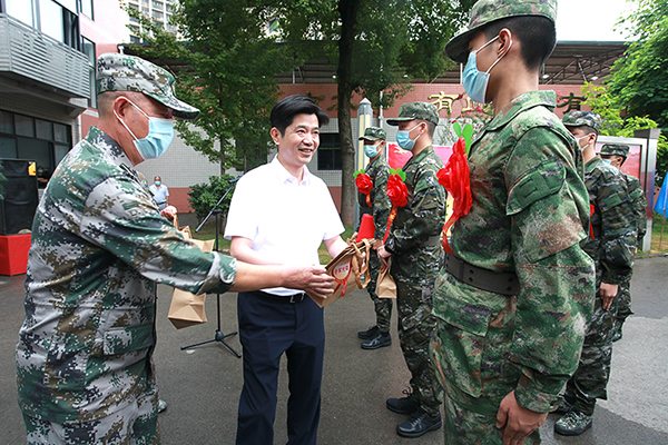 自贡：踏新程铸军魂 自流井区新兵虎虎生威迈入军营_fororder_3新兵入伍出征仪式现场