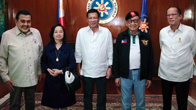 互相不爽的5位菲律宾现任及前任总统冲着镜头笑：因为中国