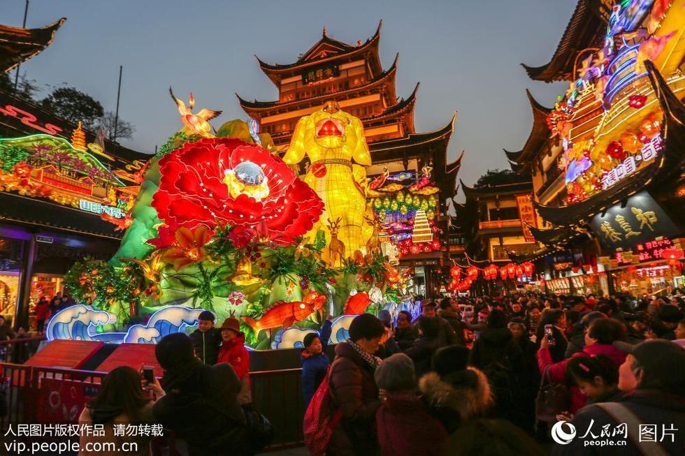 上海豫园灯会人气旺 游客“挤爆”九曲桥