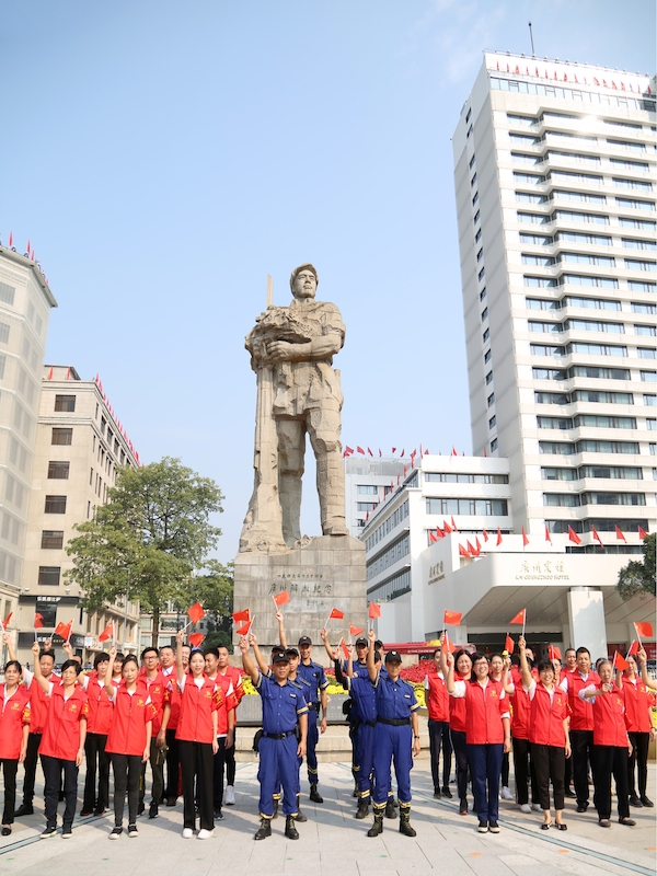 領頭羊！廣州平安建設全省第一_fororder_2019年國慶節，“廣州街坊”隊伍聚集廣州解放塑像歡新中國成立70週年