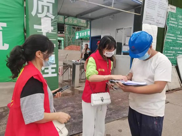 自贡高新区：落实“双报到” 履责第一线_fororder_志愿者走访摸排现场