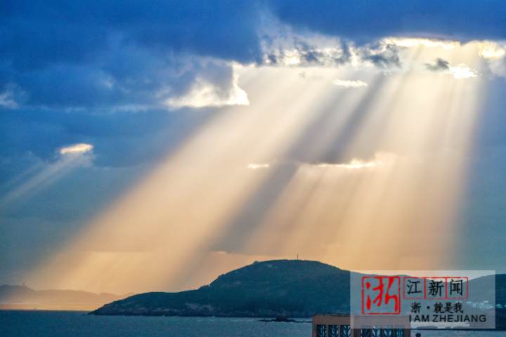 舟山万道金光洒落海面