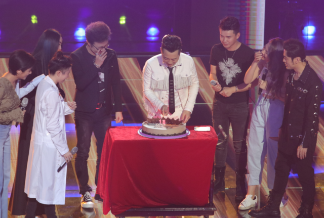 庾澄庆《新好声音》现场庆生 漏口风好事将近?