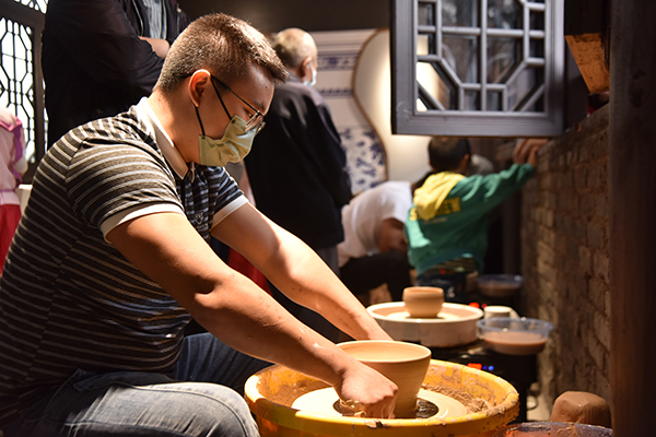 广元青川县：以奋发干劲“激发”华丽蜕变 大唐家河旅游区建设成果初显_fororder_【唐釦】游客在阴平古道博物馆体验陶艺制作