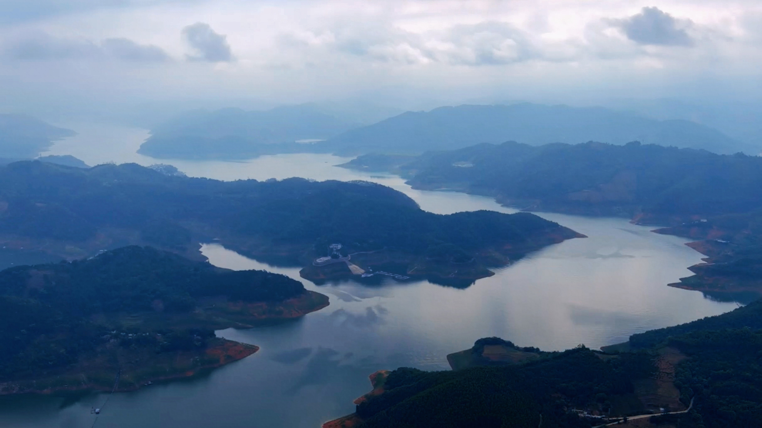 贵州兴义：“智慧码头” 破解万峰湖污染之困