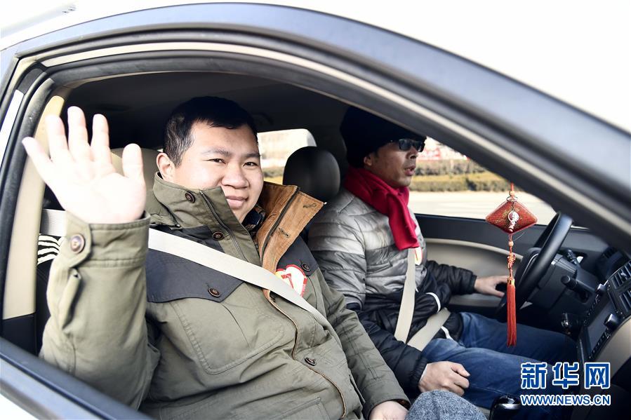 山东威海：我是你的眼——送盲人回家过年