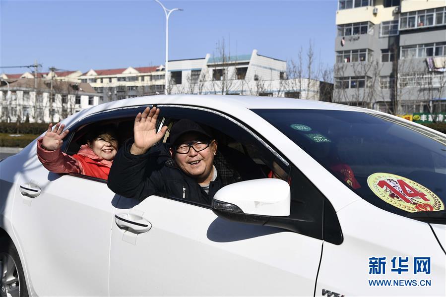 山东威海：我是你的眼——送盲人回家过年