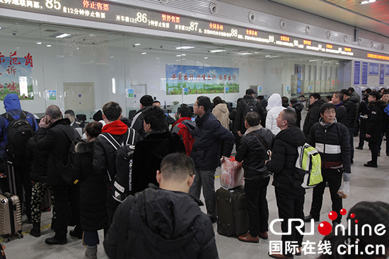 圖片默認標題_fororder_550圖一：售票大廳內排隊購票的旅客。攝影 李鵬