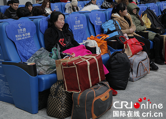 图片默认标题_fororder_550图七：在候车大厅睡着的旅客。摄影 李鹏