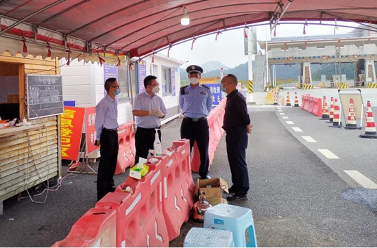 （供稿）安順市紫雲縣委常委、縣委政法委書記劉明昌深入一線督導疫情社會防控工作_fororder_c9939fe09fb1fb58ed3899c413a9a21