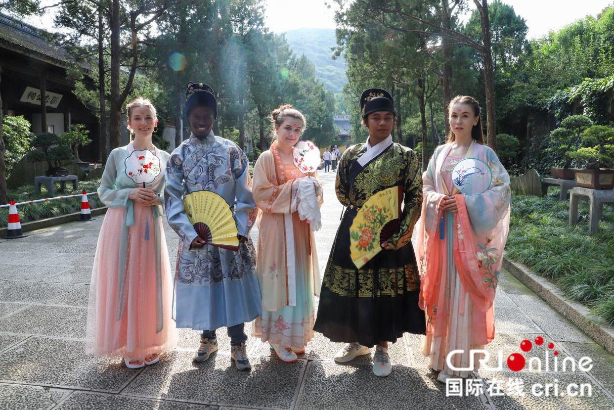 Youth from Northeast Asia Took Cultural-experiencing Trip at Huishan Ancient Town_fororder_图片 5
