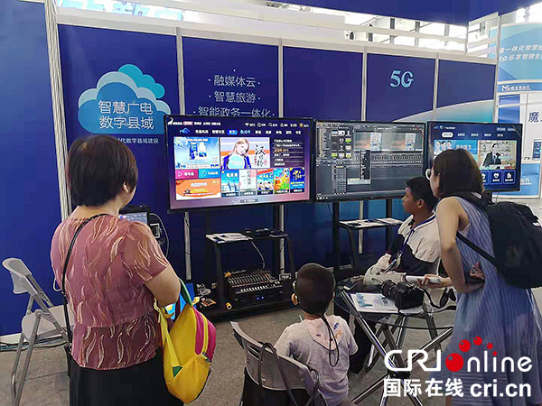 探访中国-东盟人工智能峰会：5G智慧产品“吸睛” 尽显智能风采