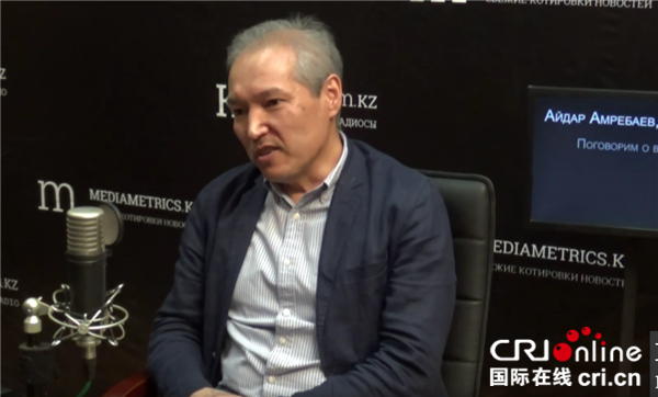 图片默认标题_fororder_阿姆列巴耶夫接受电台采访（图片来自视频截图）