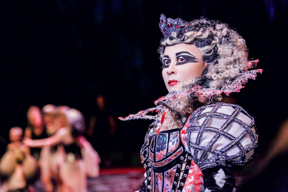 刘嘉玲挑战高空极限 化身“蛇蝎皇后”霸气妩媚_娱乐_腾讯网