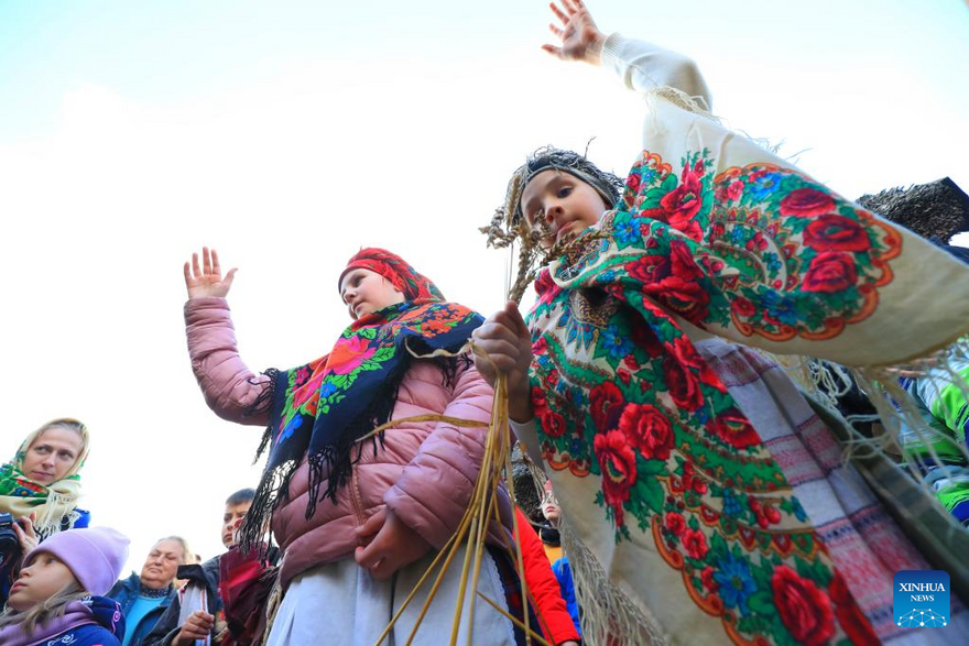 People celebrate bumper harvest in Minsk, Belarus_fororder_2