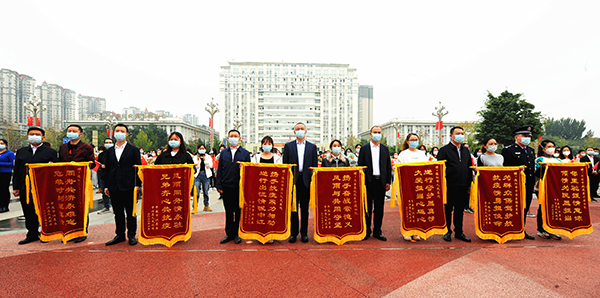 致敬！感恩！德阳中江县热烈欢送支援中江抗疫工作队返程_fororder_合影留念