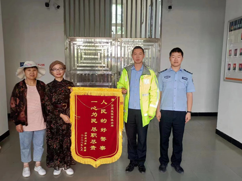 【原创】重庆万州民警凌晨救助老人 家属送锦旗感谢_fororder_微信图片_20221014161600