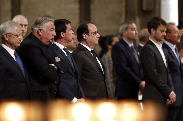 法國巴黎聖母院為教堂恐襲案遇害神父舉行大彌撒