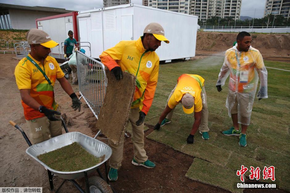 里约奥运进入倒计时阶段 工人铺设高尔夫赛场草皮