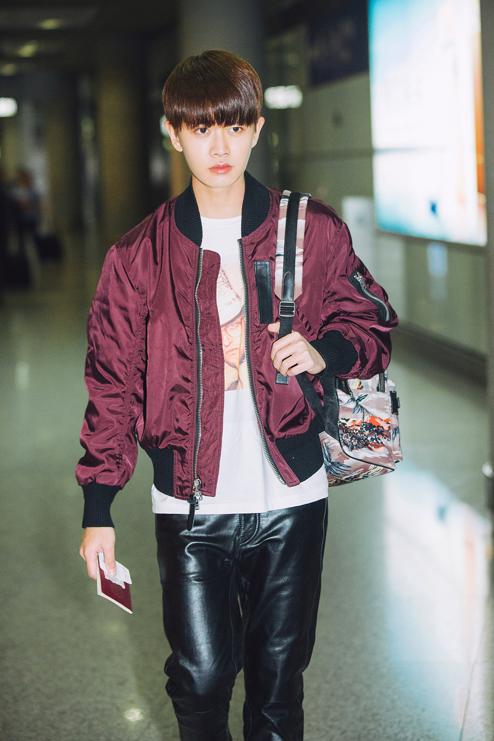 任嘉伦现身机场走路带风个性潮搭开启纽约之行