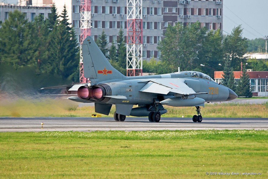 中國飛豹戰機現身俄羅斯機場 短暫停留後飛走