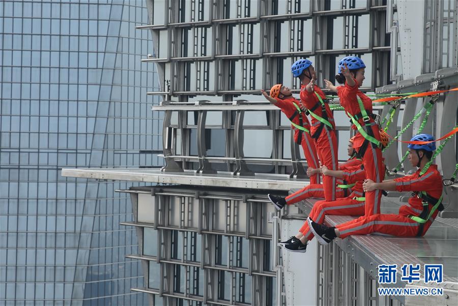上海金茂大厦启动340米高透明空中步道