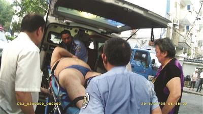 400斤男子在床上翻身摔伤 5警察抬下7楼送医