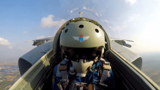 作为首批“飞豹”战机前舱女飞行员 她的履历写满优秀