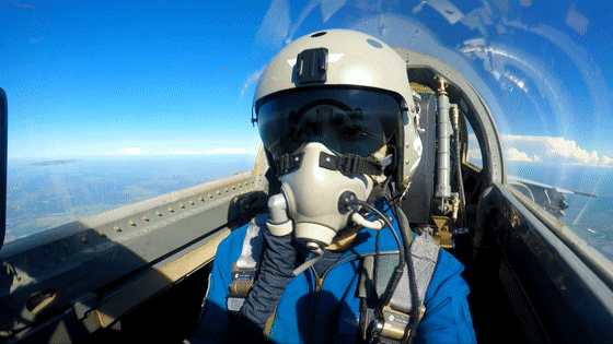 作为首批“飞豹”战机前舱女飞行员 她的履历写满优秀