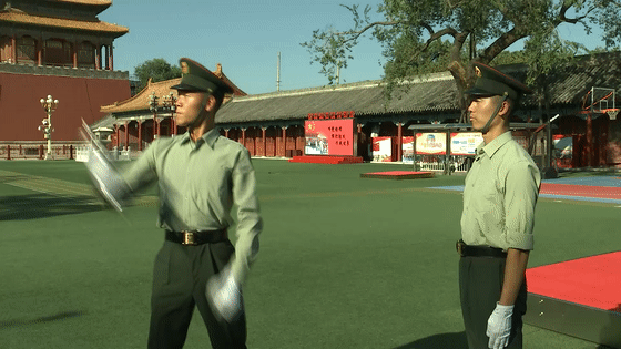 在天安门广场升起五星红旗！他圆梦了！