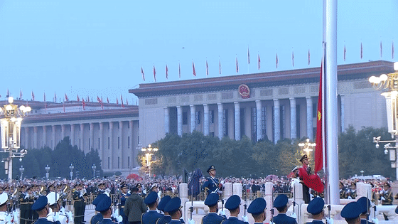 在天安门广场升起五星红旗！他圆梦了！