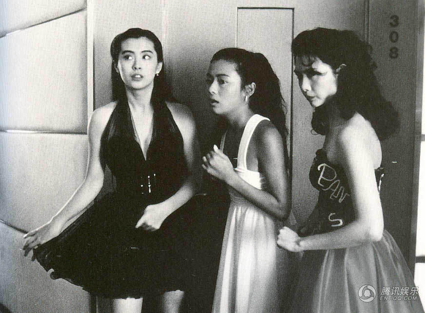 孟波混上船欲向惠香解释,清子以及装扮成性感女郎的警察芽子(邱淑贞)