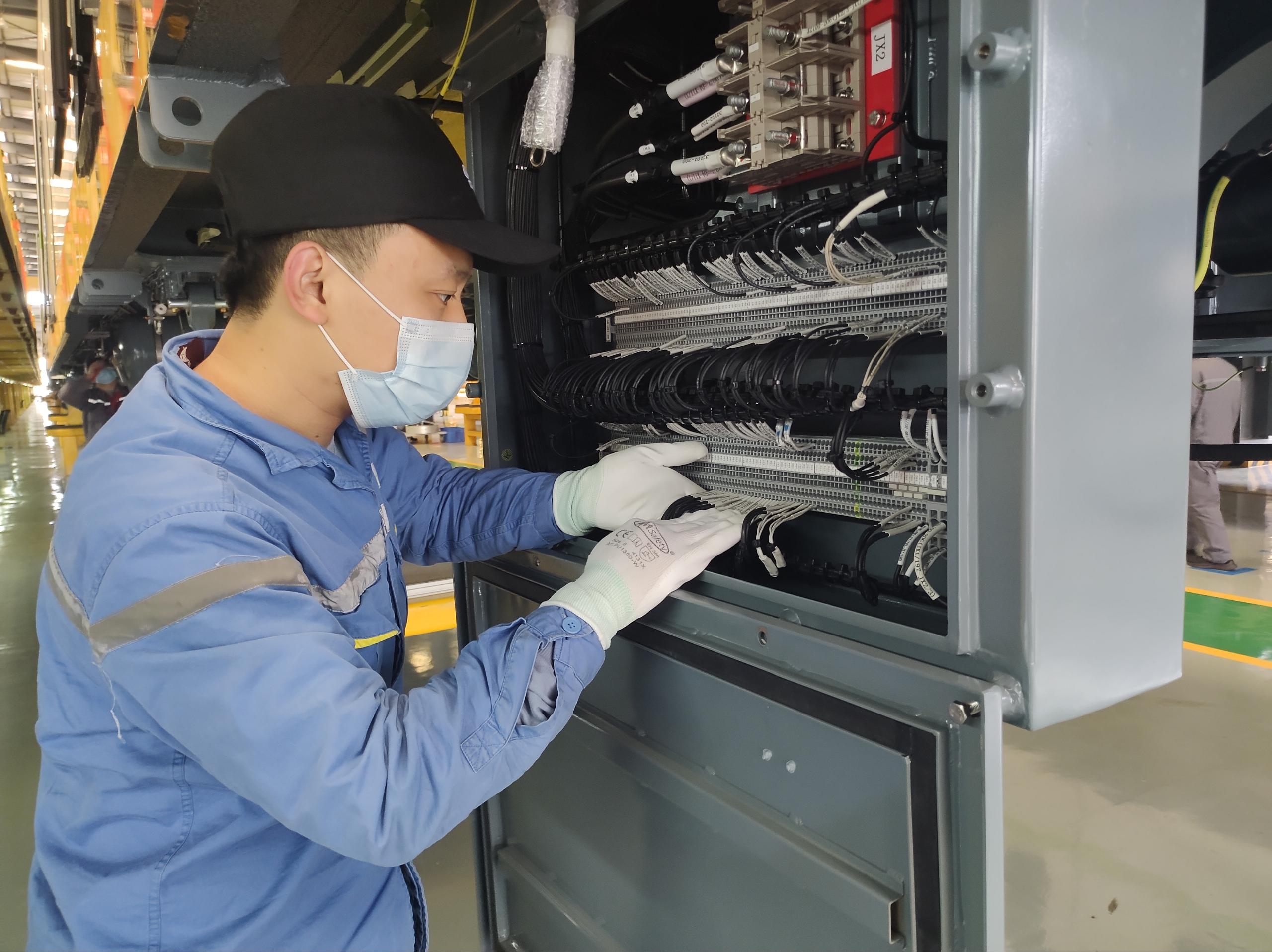 （转载）成都地铁8号线二期首列车来了 与一期列车比有很多不同……