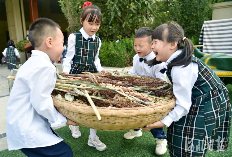 河北：“萌娃”喜迎丰收节