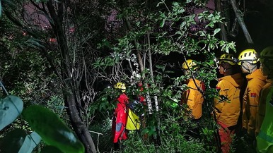 昆明消防雨夜成功搜救3名登山迷路人员