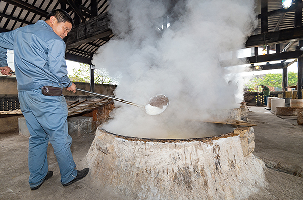 自贡市四川井盐古法制盐遗址入选2022年四川省工业旅游示范基地_fororder_古法制盐现场（摄影-廖志全）