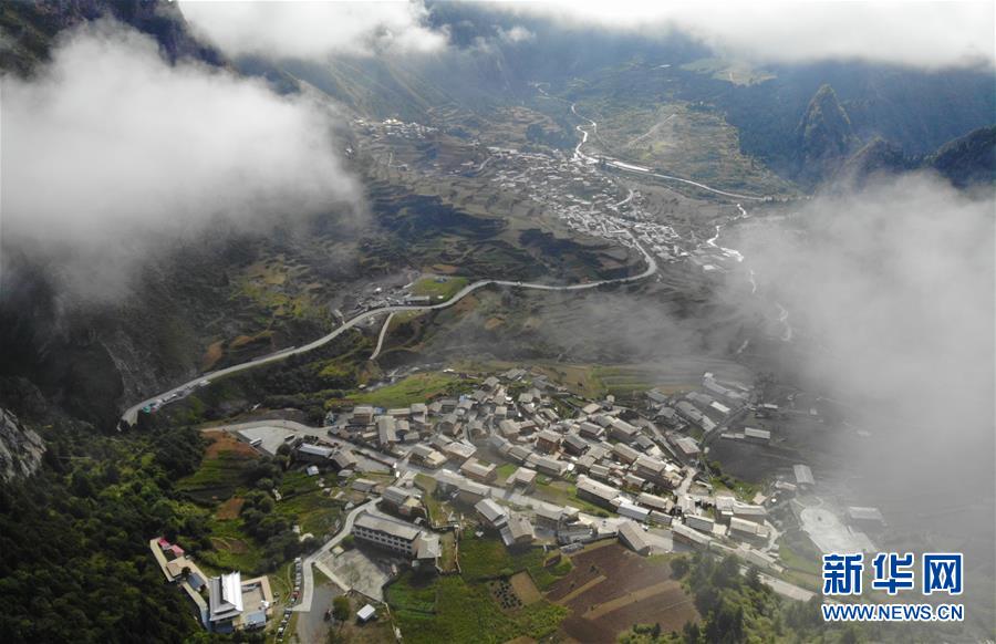 雾中的“石头城”——扎尕那