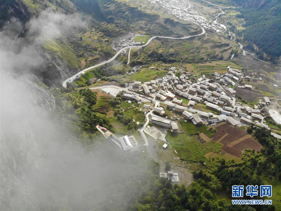 雾中的“石头城”——扎尕那