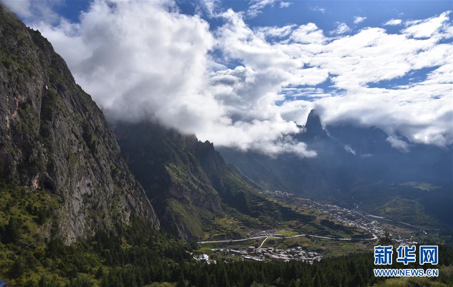 雾中的“石头城”——扎尕那