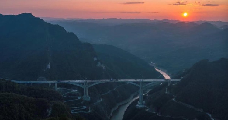貴州橋梁再創“世界第一” 貴州甘溪特大橋順利合龍